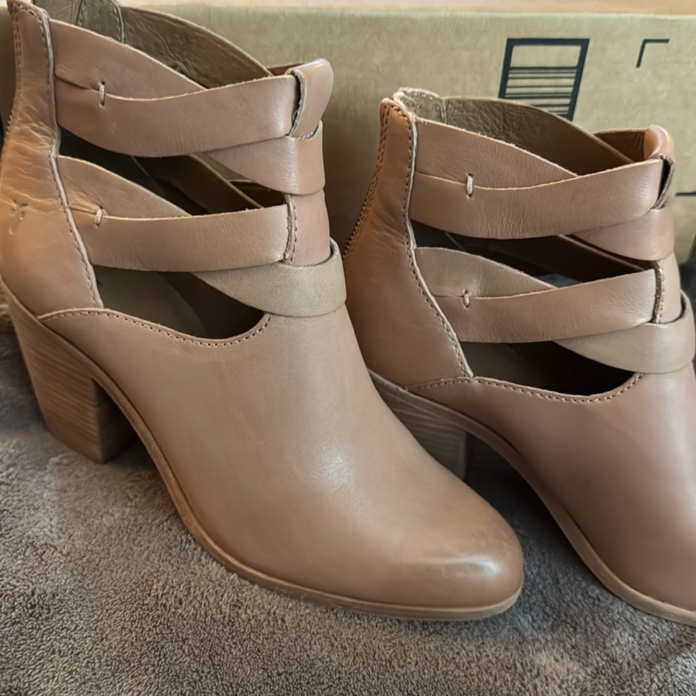 NIB.  FRYE WEAVE TOP BOOTIE 7.5M